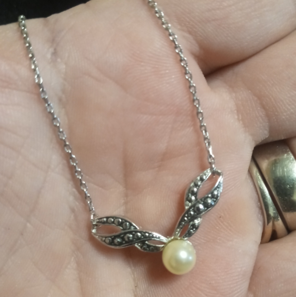 Avon Designer Faux Pearl Necklace 18 In Long